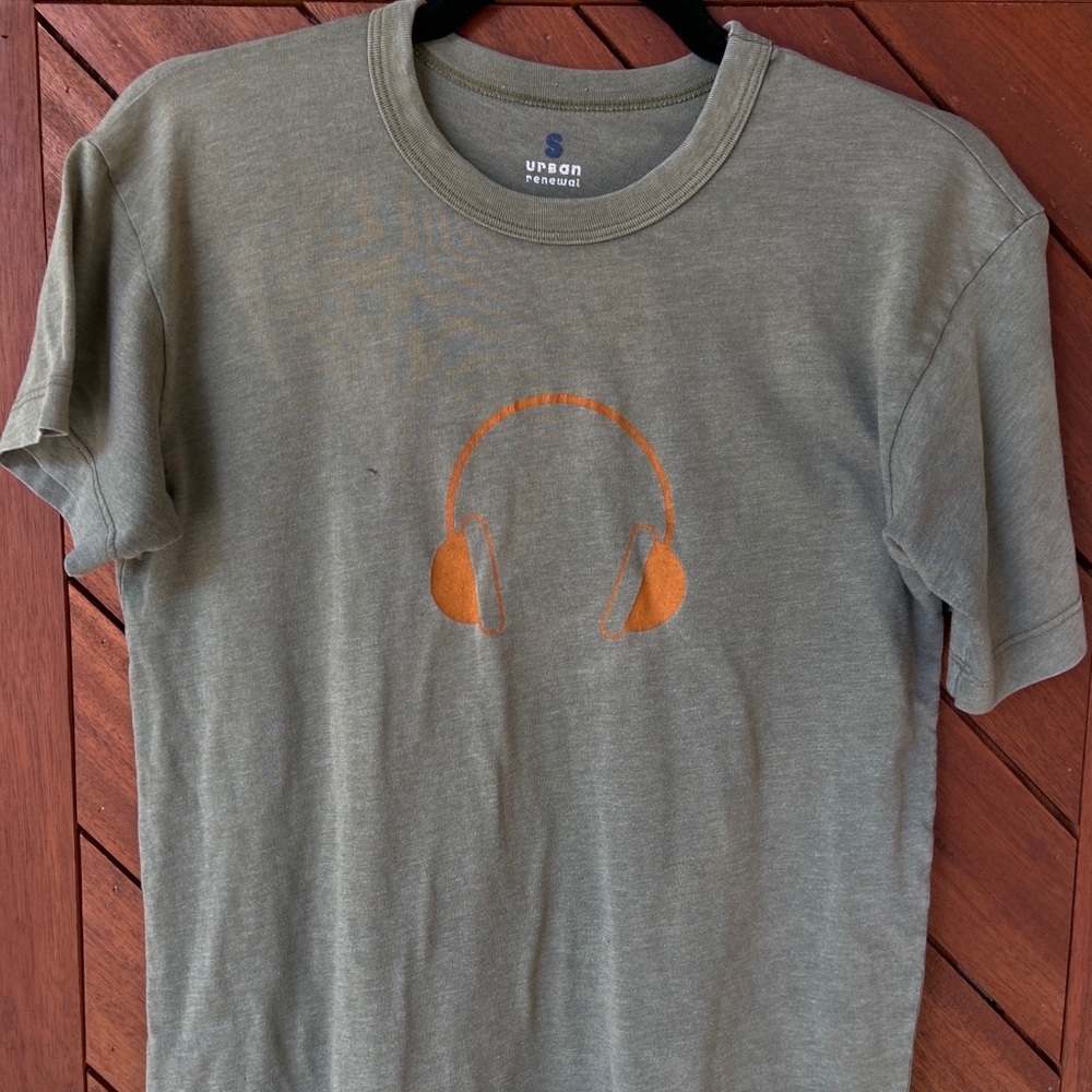 Urban Outfitters(renewal) headphone T-shirt